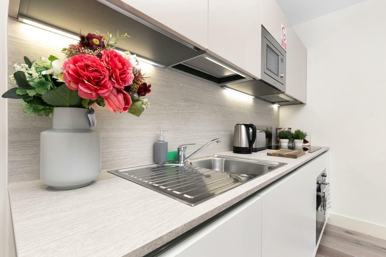 Mondial Apartments At Heathrow Harmondsworth Екстериор снимка